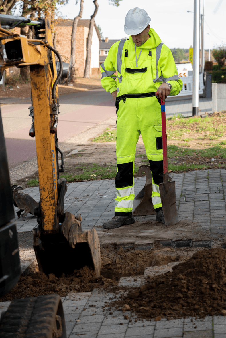 Akkus technieker bij installatiewerk